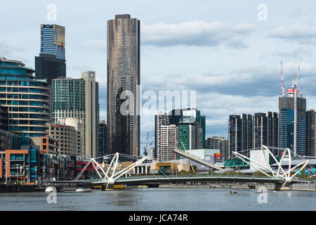 Die Seeleute-Brücke, eine moderne Fußgängerbrücke vornehmen den Yarra River in Melbourne, Australien. Stockfoto