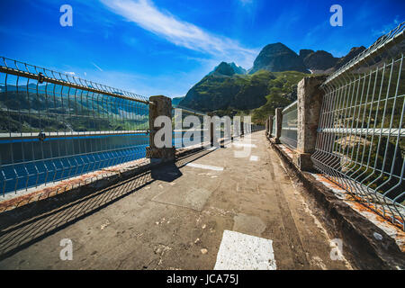 Damm an der Spitze der Berge in Frankreich. Weitwinkelaufnahme vom oberen Stausee. Stockfoto