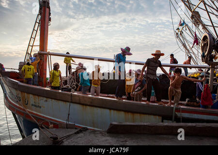 PRACHUAP KHIRI KHAN, THAILAND - März 29,2017: Arbeiter auf thailändischen Fischerei Boot nähert sich für befindet sich frischen Fisch zum Fischereihafen von Klong wan, nach suchen Stockfoto