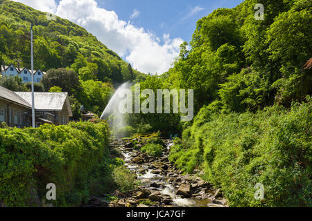 Die West Lyn River bei Lynmouth auf der Nord-Devon Coast in Exmoor National Park, England. Stockfoto