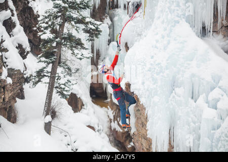 Will Gadd konkurriert in der 2016 Ouray Ice Festival Elite Mixed Klettern Competition im Ice Park in Ouray, Colorado. Gadd platziert siebten Platz in der Herren Abteilung. Stockfoto