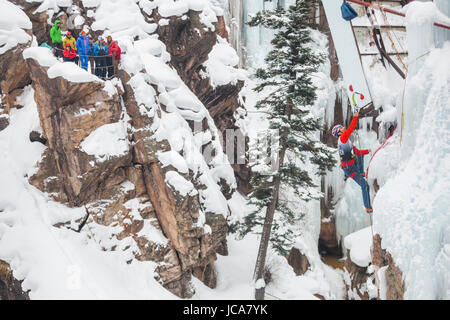 Will Gadd konkurriert in der 2016 Ouray Ice Festival Elite Mixed Klettern Competition im Ice Park in Ouray, Colorado. Gadd platziert siebten Platz in der Herren Abteilung. Stockfoto