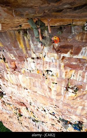 Stephane Hanssens im Apichavai 8a +. Venezuela-Expedition Dschungel Amuri Tepuy und Tuyuren Wasserfälle, mit Nicolas Favresse, Sean Villanueva, Stephane Hanssens und Jean Louis Wertz verklemmen. Das Team frei klettern zu neuen Climbingroutes auf Tepuy, die 3 Tage zu Fuß zum Dorf Yunek in der Nähe von Santa Helena und dem Salto angel(canaima) ist. Stockfoto