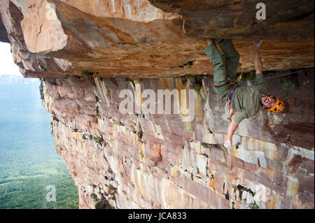 Stephane Hanssens im Apichavai 8a +. Venezuela-Expedition Dschungel Amuri Tepuy und Tuyuren Wasserfälle, mit Nicolas Favresse, Sean Villanueva, Stephane Hanssens und Jean Louis Wertz verklemmen. Das Team frei klettern zu neuen Climbingroutes auf Tepuy, die 3 Tage zu Fuß zum Dorf Yunek in der Nähe von Santa Helena und dem Salto angel(canaima) ist. Stockfoto