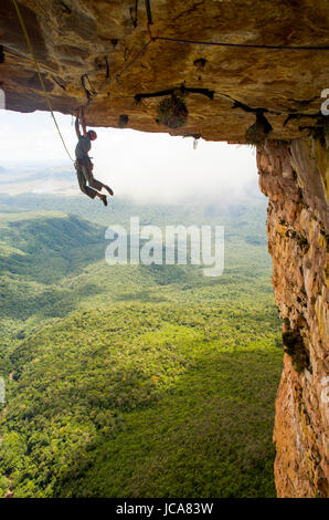 Stephane Hanssens in Maria Rosa - Venezuela-Expedition-Dschungel zu Amuri Tepuy und Tuyuren Wasserfälle, mit Nicolas Favresse, Sean Villanueva, Stephane Hanssens und Jean Louis Wertz hängen. Das Team frei klettern zu neuen Climbingroutes auf Tepuy, die 3 Tage zu Fuß zum Dorf Yunek in der Nähe von Santa Helena und dem Salto angel(canaima) ist. Stockfoto