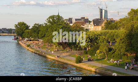 Menschen entspannend bei Sonnenuntergang am Ufer des Main, Frankfurt am Main, Deutschland Stockfoto