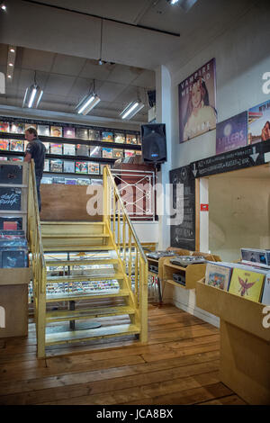 Kunden, die auf der Suche nach Schallplatten und CDs im Recordstore Plato in Groningen Stockfoto