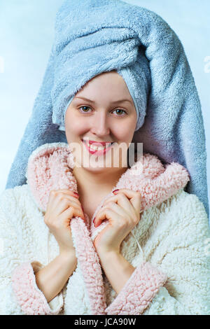 Junge Frau mit Bademantel und Handtuch. Beauty Spa Porträt. Stockfoto