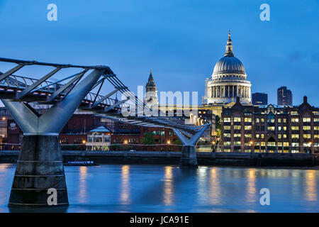 St. Pauls Kathedrale, der Millennium Bridge und der Themse, London, England, Vereinigtes Königreich Stockfoto