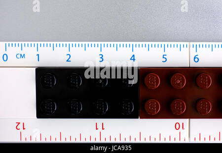 Tambow, Russische Föderation - 20. Mai 2017 Lego Herrscher Zentimeter und Zoll mit Legosteinen. Grauen Hintergrund. Studio gedreht. Stockfoto