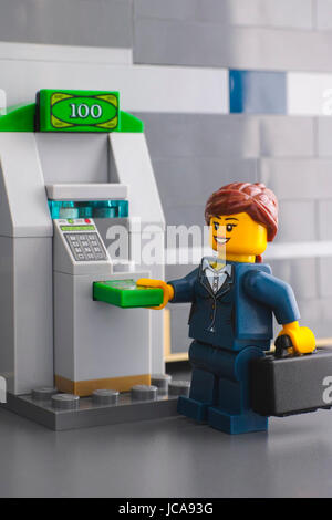 Tambow, Russische Föderation - 3. Juni 2017 Lego Geschäftsfrau aus ATM Studioaufnahme Geld abheben. Stockfoto