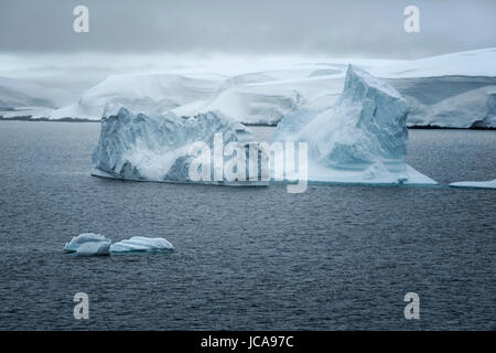 Eisformationen und Landschaft In den Neumayer-Kanal, antarktische Halbinsel Stockfoto