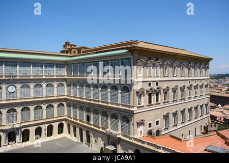 Rom. Italien. Vatikan-Stadt. Cortile di San Damaso mit Loggien und den Apostolischen Palast. Stockfoto