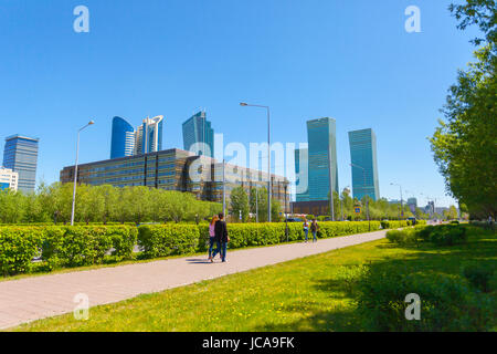 Wohnhäuser und Geschäftszentren in Astana. Foto in der Hauptstadt von Kasachstan. Stockfoto