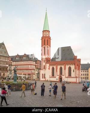 Alte Nikolaikirche Lutherischen Kirche und anderen Gebäuden im traditionellen Stil in Römerberg, Frankfurt am Main, Deutschland Stockfoto