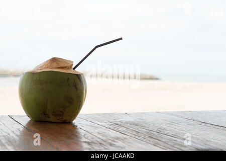 Kokosnuss Drink entspannen Rest Urlaub Strandsand Stockfoto