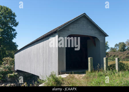 Alten gedeckte Brücke, 1854, älteste bedeckt Brücke in Sheffield, MA. 1998 restauriert. 100 ft überspannt Housatonic River. National Register of Historic Places. Stockfoto