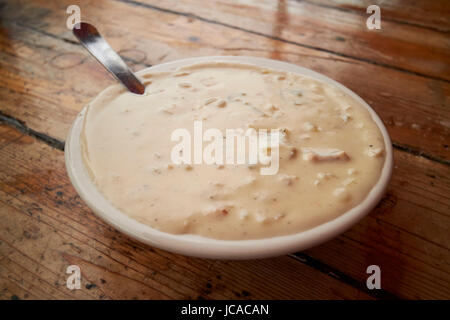 Schüssel mit New England Clam Chowder serviert in einem Restaurant in Boston USA Stockfoto