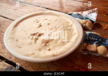 Schüssel mit New England Clam Chowder und Oyster Crackers serviert in einem Restaurant in Boston USA Stockfoto