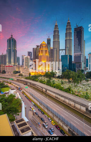 Kuala Lumpur. Stadtbild Bild von Kuala Lumpur, Malaysia während der blauen Dämmerstunde. Stockfoto