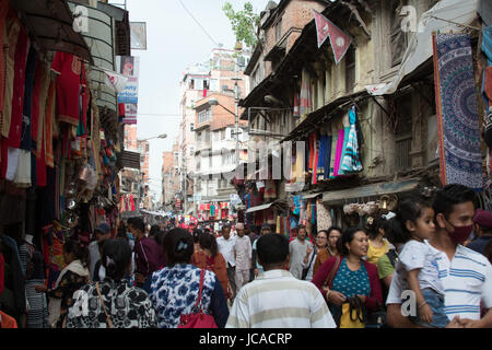 Geschäfte und Shopping in den engen Gassen rund um den Durbar Square, Kathmandu, Nepal Stockfoto