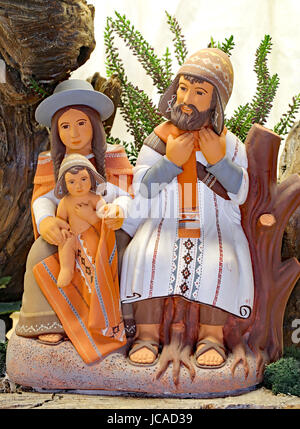 Mutter Vater und Sohn mit peruanischen Kleidung, die die Heilige Familie von der Weihnachtskrippe symbolisieren gemacht bemalte Terracotta Stockfoto