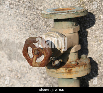 Rostige Wasserhahn mit Absperrventil der Onsolete Rost Stockfoto