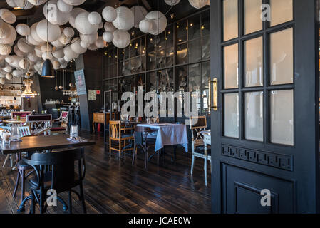 Sankt Petersburg, Russland - 13. Juni 2017.  Interieur des Restaurants "Kvartira Kosti Kroitsa" in St. Petersburg. Stockfoto