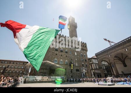 Florenz, Einweihung Pitti Immagine Uomo im Palazzo Vecchio. Auf den Plätzen der Armee-Fallschirmjäger Stockfoto