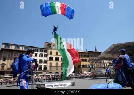 Florenz, Einweihung Pitti Immagine Uomo im Palazzo Vecchio. Auf den Plätzen der Armee-Fallschirmjäger Stockfoto