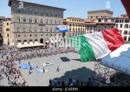 Florenz, Einweihung Pitti Immagine Uomo im Palazzo Vecchio. Auf den Plätzen der Armee-Fallschirmjäger Stockfoto