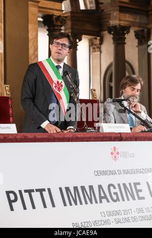 Florenz, Einweihung Pitti Immagine Uomo im Palazzo Vecchio. Auf den Plätzen der Armee-Fallschirmjäger Stockfoto