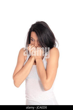 Eine junge erschrocken Frau hält ihre Hände vor den Mund Nahaufnahme für weißen Hintergrund isoliert. Stockfoto
