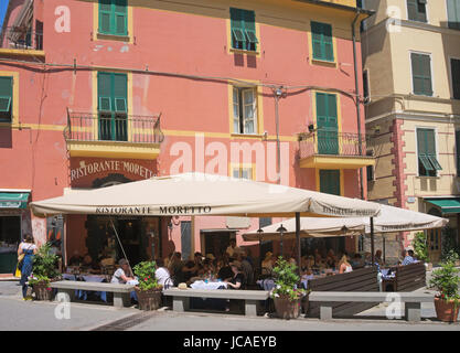 Restaurant im Freien in Monterosso, Cinque Terre, Ligurien, Italien Stockfoto