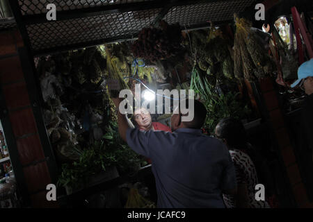 MANAUS, 10.06.2017: Eines der Store verkauft viele Kräuter am Hafen-Markt in Manaus, Brasilien. (Foto: Néstor J. Beremblum / Alamy News) Stockfoto