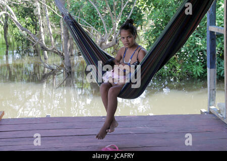 MANAUS, 10.06.2017: Junge Frau in der Hängematte, mit ihrem Baby in einem der wenigen Inseln auf Amazonas im brasilianischen Amazonas Regenwald. (Foto: Nésto Stockfoto