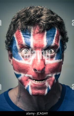 Porträt der unheimliche Mann mit britischer Flagge auf Gesicht gemalt. Stockfoto