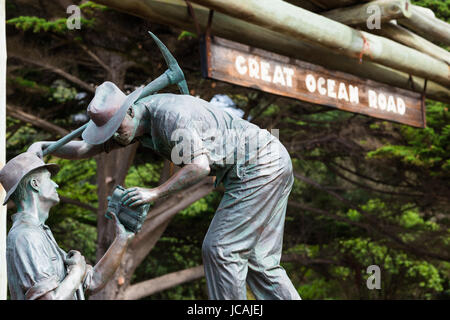 Memorial Arch und Skulptur zum Gedenken an die Männer, die die Great Ocean Road gebaut. Victoria. Australien. Stockfoto