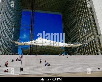 Baldachin Grande Arche La Défense mit Menschen sitzen auf den Stufen. Paris, Frankreich Stockfoto