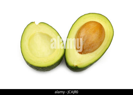 Eine frische grüne Reife Avocado in zwei Hälften mit Grube Stein geschnitten isoliert auf weiss, Detail, Nahaufnahme, Vogelperspektive, selektiven Fokus Stockfoto