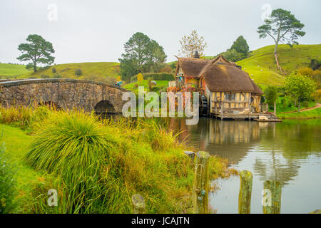 NORTH ISLAND, Neuseeland - 16. Mai 2017: Wassermühle in Hobbingen, Website für Filme gemacht: Hobbit und Herr der Ringe in Matamata, Nord Insel neue Ze Stockfoto