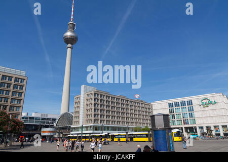 Alexander Platz, einen großen öffentlichen Platz und Verkehrsknotenpunkt in der zentralen Mitte Berlins, in der Nähe von Fernsehturm Stockfoto