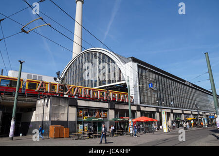 Alexander Platz, einen großen öffentlichen Platz und Verkehrsknotenpunkt in der zentralen Mitte Berlins, in der Nähe von Fernsehturm Stockfoto