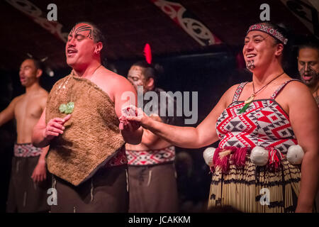 NORTH ISLAND, Neuseeland - 17. Mai 2017: Tamaki Maori paar mit traditionell tätowiert Gesicht in traditioneller Tracht auf Maori Kultur, Tamaki kulturelle Vi Stockfoto