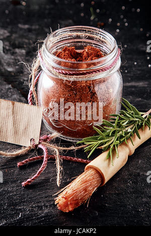 Close Up Pinsel und Pulverbehälter Cayenne Marinade für Fleisch am Tisch Stockfoto