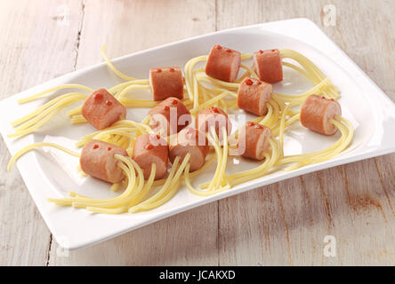 Heißer Snacks Hund Wiener und Nudel Halloween Spinne auf weißen Teller Stockfoto