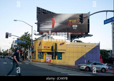 Förderung der TV-Show besser rufen Sie Saul auf AMC über die Aahs Plakat! Speichern Sie auf dem Sunset Strip in Los Angeles, CA Stockfoto