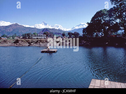 Reportage-Nepal 1980. Pokhara, Transport im Pewa-Tal See und Annapurna Range in der backgroundi Stockfoto