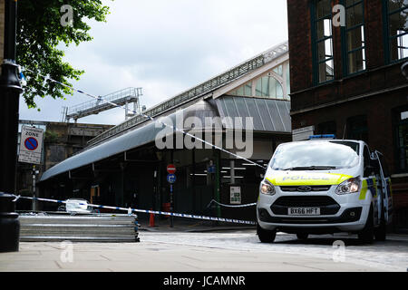 Metropolitan Polizei in Alarmbereitschaft in Central London, ist nach einer jüngsten Terroranschlag in Borough Markt, Polizei Dichtung aus dem Tatort. Stockfoto