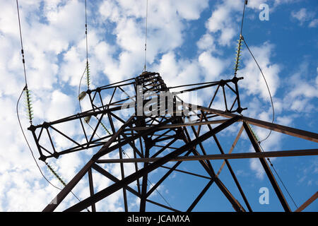 Strommast bewölktem Himmel im Hintergrund. Stockfoto